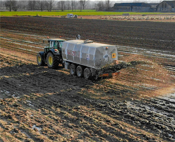 Landwirt beim Düngen mit Traktor